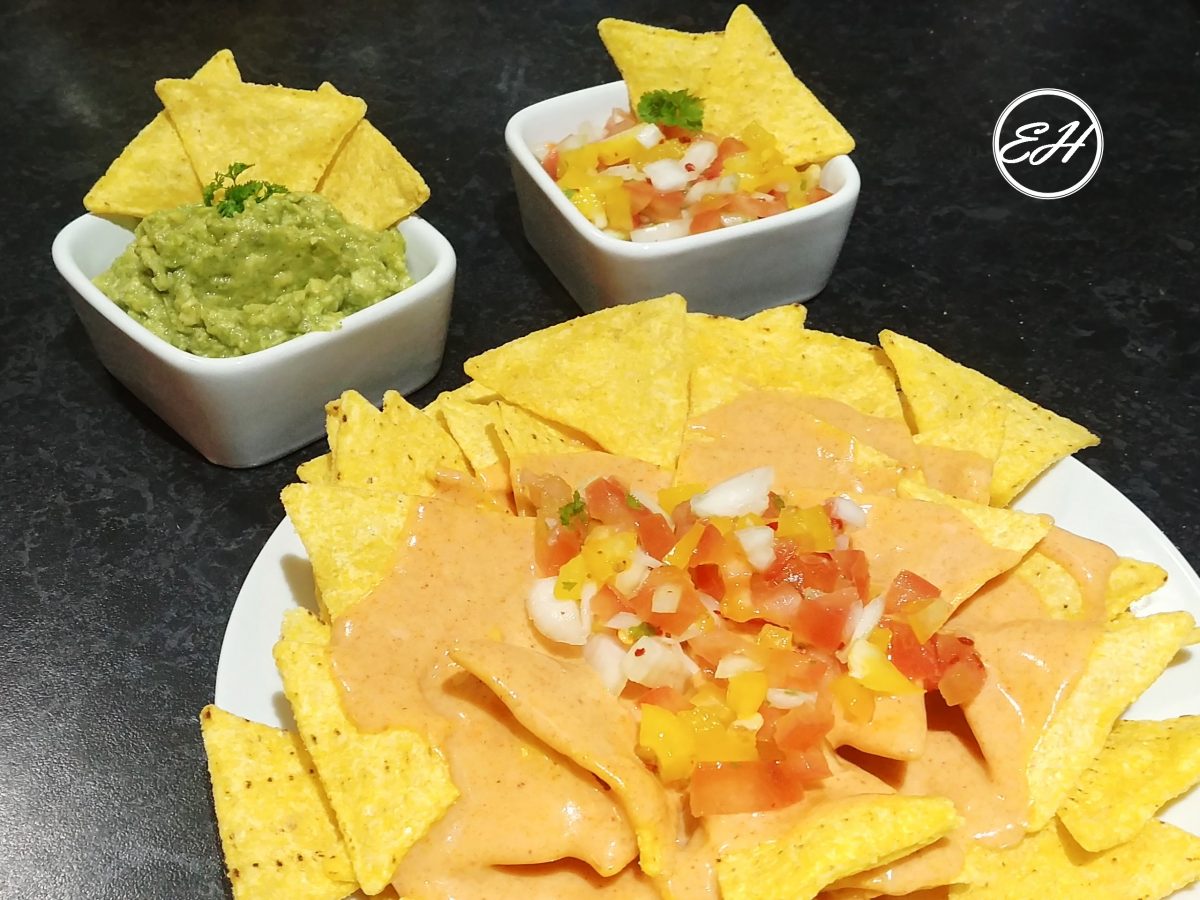 Nachos con salsa de queso y pico de gallo - Nachos with Cheese Sauce ...